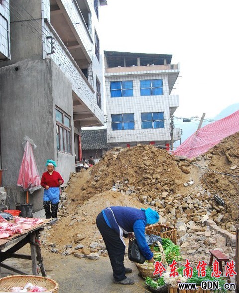 施工方泥土封路 群眾憤而阻止引起不愉快(圖)