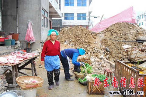 施工方泥土封路 群眾憤而阻止引起不愉快(圖)