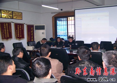 凱里市交警隊(duì)加大客運(yùn)企業(yè)交通安全宣傳(圖)