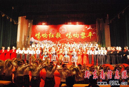 黎平萬人唱紅歌紀念紅軍途經黎平75周年(圖)