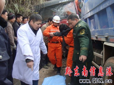 ��؛܇(ch��)�����顱��ײ ��һ�˱������M�D��