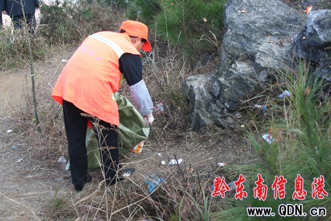 凱里環(huán)衛(wèi)處為小高山“潔身”(圖)