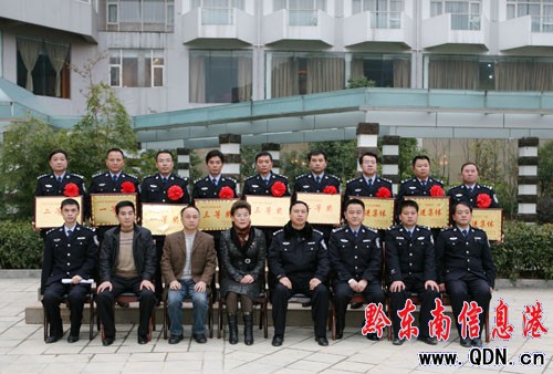 ��ɽ�����ֱ���һ�����M���w�����M���ˣ��D��