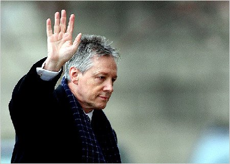 北愛第一部長因妻子婚外情和腐敗丑聞停職