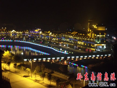 “中國最美的小城”的夜景(圖)