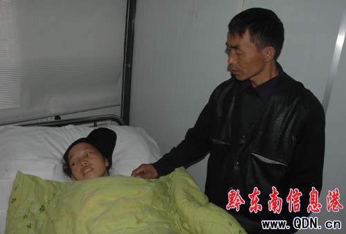 母子患上尿毒癥 爭相放棄治療生還留給對方(圖)