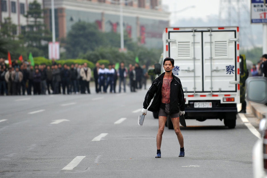 廣東一男子穿內(nèi)褲提殺豬刀索錢被特警制服