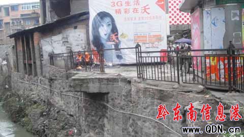 金井橋護(hù)欄損壞 望有關(guān)部門加緊修復(fù)(圖)