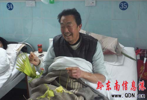 六旬老人患心臟病13載 靠編草樂觀面對生活