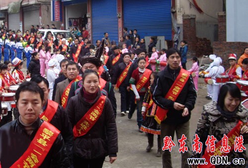 ��ƽ���á�һ���ɹ���ӿ�F��200���M���ˣ��D��