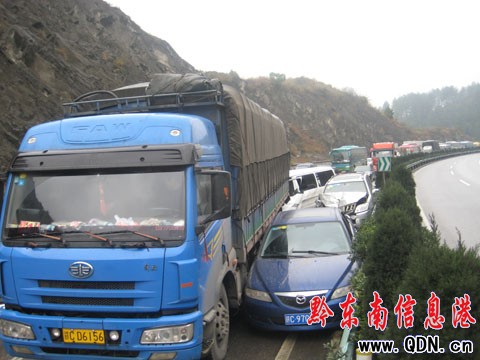 凱麻高速惡性追尾事故致3死4重傷 雨天需慢行