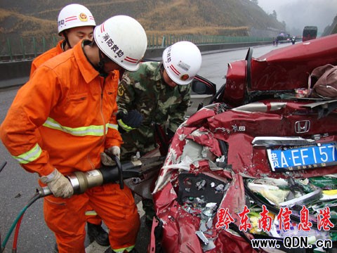 凱麻高速惡性追尾事故致3死4重傷 雨天需慢行