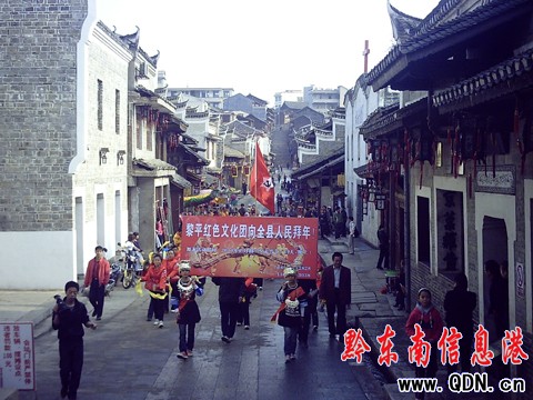 黎平紅色文化團拉開春節舞龍慰問演出序幕(圖)