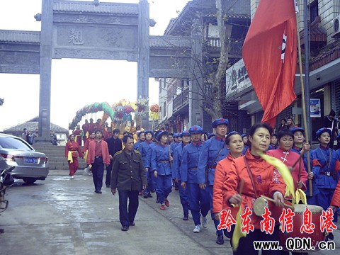 黎平紅色文化團拉開春節舞龍慰問演出序幕(圖)