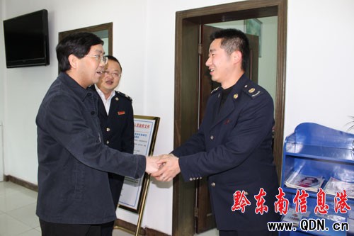 馮仕文到開發區國稅局慰問(圖)