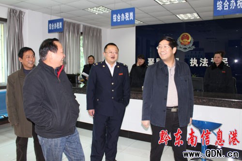 馮仕文到開發區國稅局慰問(圖)