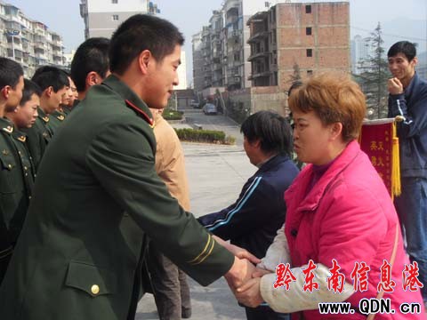 �P�������񾯻��(z��i)��Ӣ�¾��˫@ٛ(z��ng)�\�죨�D��