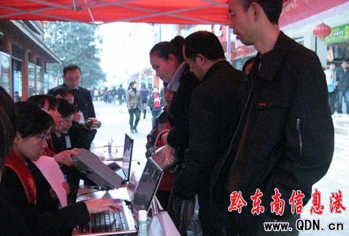 凱里公交IC卡優(yōu)惠活動(dòng) 吸引廣大市民(圖)