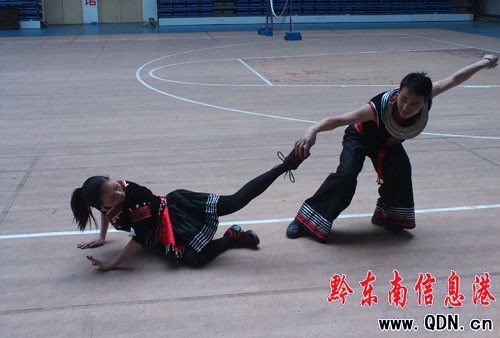 慶婦女節(jié)100周年聯(lián)誼會(huì)準(zhǔn)備工作正在進(jìn)行中(圖)