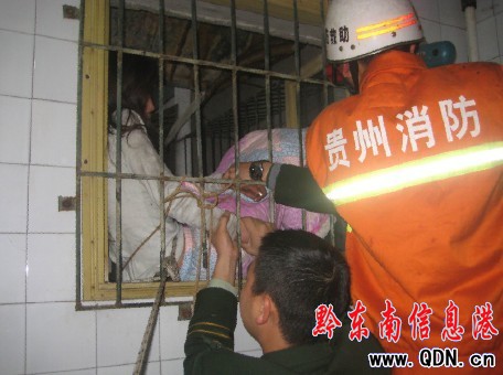 和愛人發生口角 女子爬到5樓防盜窗外欲跳樓(圖)