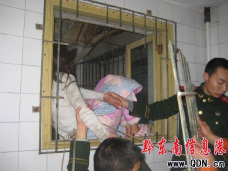 和愛人發生口角 女子爬到5樓防盜窗外欲跳樓(圖)