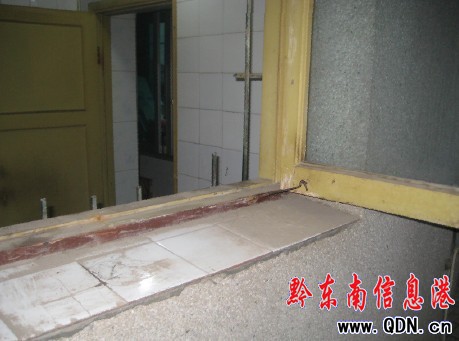 和愛人發生口角 女子爬到5樓防盜窗外欲跳樓(圖)