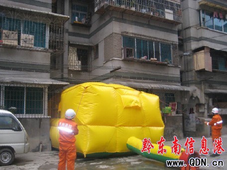 和愛人發生口角 女子爬到5樓防盜窗外欲跳樓(圖)