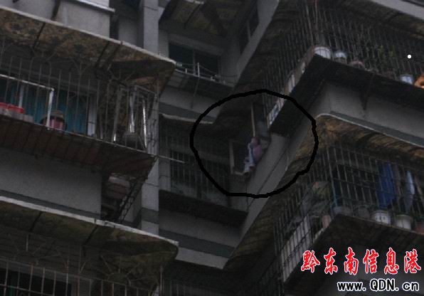 和愛人發生口角 女子爬到5樓防盜窗外欲跳樓(圖)