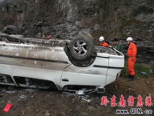 車體“四腳朝天”1人被困 天柱消防成功救援