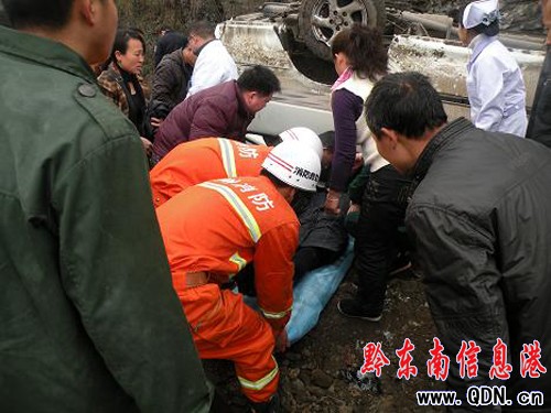 車體“四腳朝天”1人被困 天柱消防成功救援