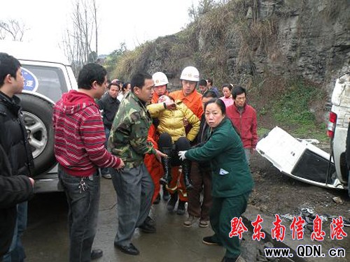 車體“四腳朝天”1人被困 天柱消防成功救援