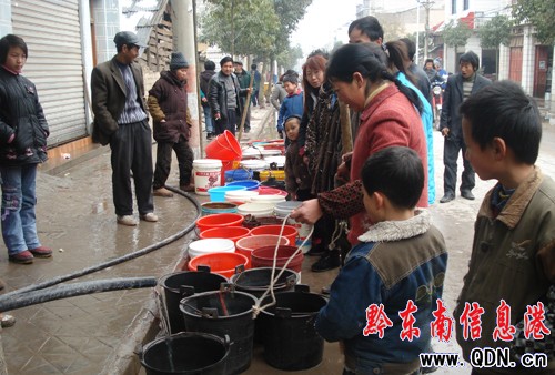 黃平發動群眾抗旱自救2000余人參與(組圖)