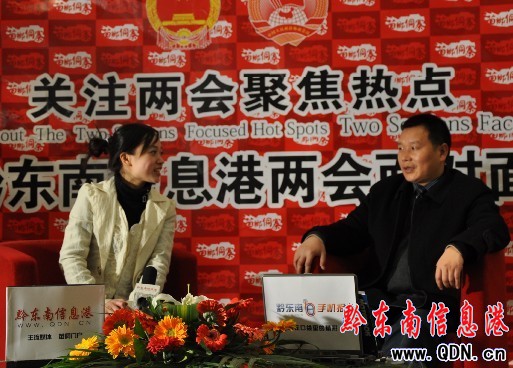 凱里市人大代表?xiàng)钫x做客黔東南信息港(圖)