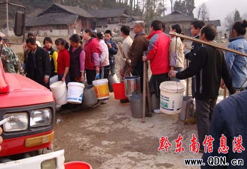 岑鞏縣“受渴”嚴重 6.68萬人飲水困難(圖)