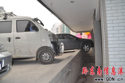 ͣ��܇�vͻȻ�Ԅ� �M�_ֱ�J��ʮ�ף��M�D��