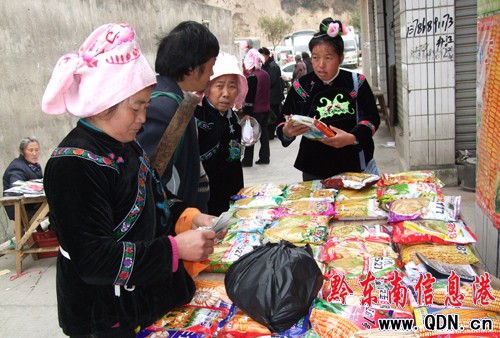 雷山農民種子市場爭購“兩雜”良種(圖)