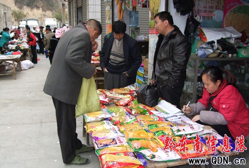 雷山農民種子市場爭購“兩雜”良種(圖)