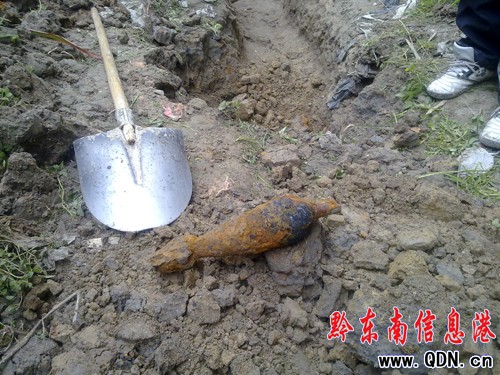 黃平一居民 挖排水溝挖出迫擊炮(圖)
