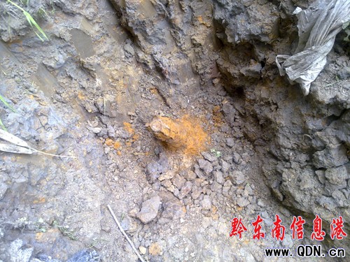 黃平一居民 挖排水溝挖出迫擊炮(圖)
