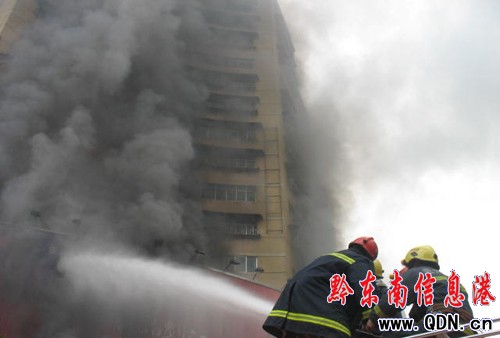 都勻商住樓起火 黔東南消防馳援相助(圖)