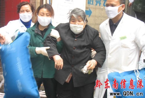 都勻商住樓起火 黔東南消防馳援相助(圖)