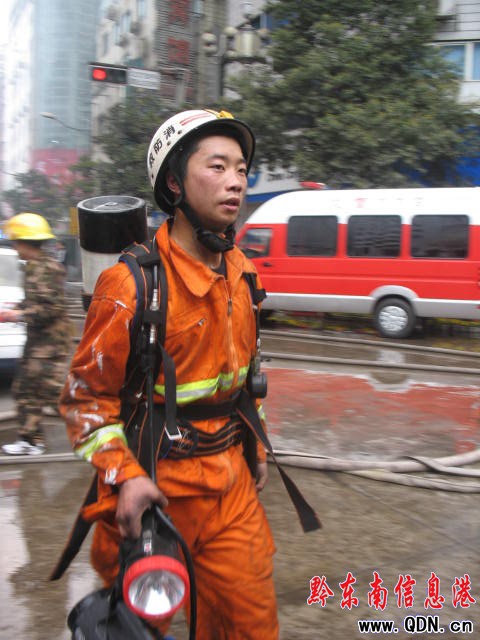 都勻商住樓起火 黔東南消防馳援相助(圖)