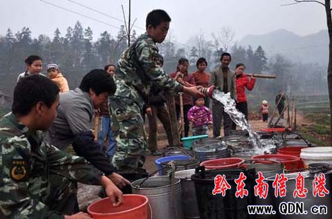 巖縫隙中找水(組圖)