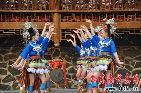 ���趱��ӭ�˷����� ���׶�Ÿ�����Փ��(�D)