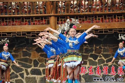 ���趱��ӭ�˷����� ���׶�Ÿ�����Փ��(�D)