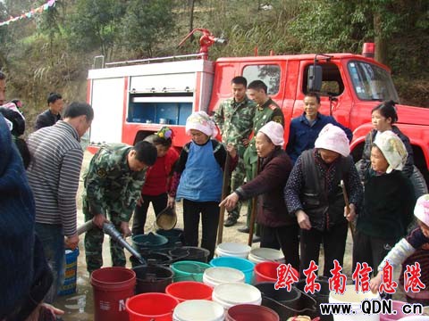 臺江久旱未雨百姓憂 消防公安送水解民愁(圖)