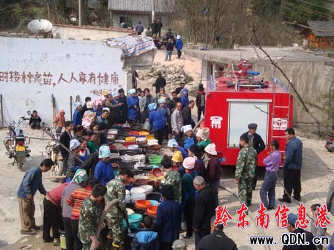 臺江久旱未雨百姓憂 消防公安送水解民愁(圖)