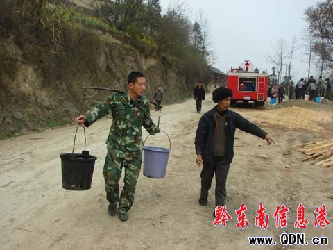 臺江久旱未雨百姓憂 消防公安送水解民愁(圖)