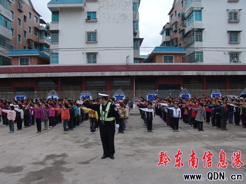 施秉小學(xué)生學(xué)交通指揮手勢(shì)操增強(qiáng)自我保護(hù)意識(shí)