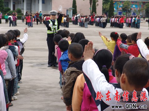 施秉小學(xué)生學(xué)交通指揮手勢(shì)操增強(qiáng)自我保護(hù)意識(shí)